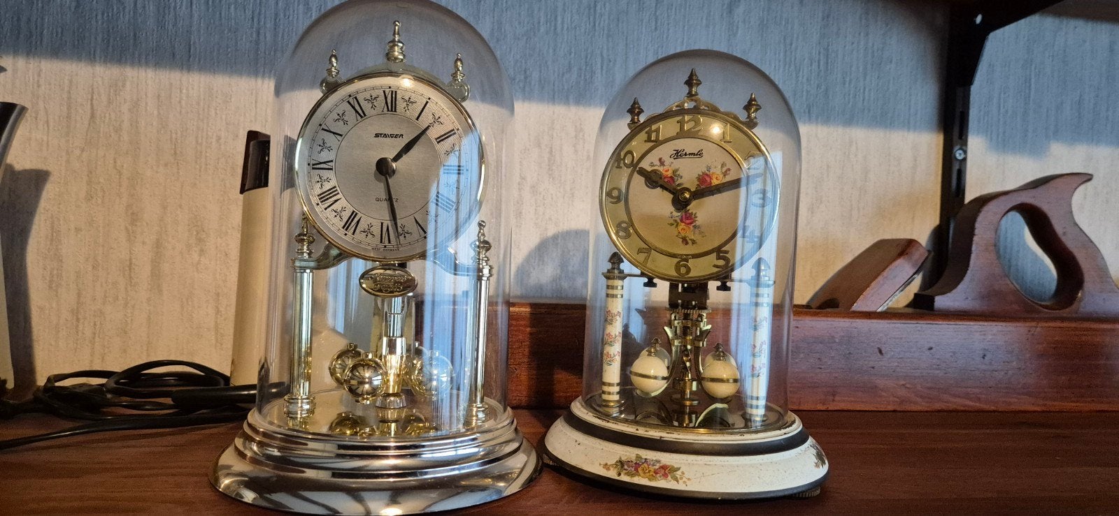 Set van 2 antieke tafelklokken onder glazen stolp, Ophalen