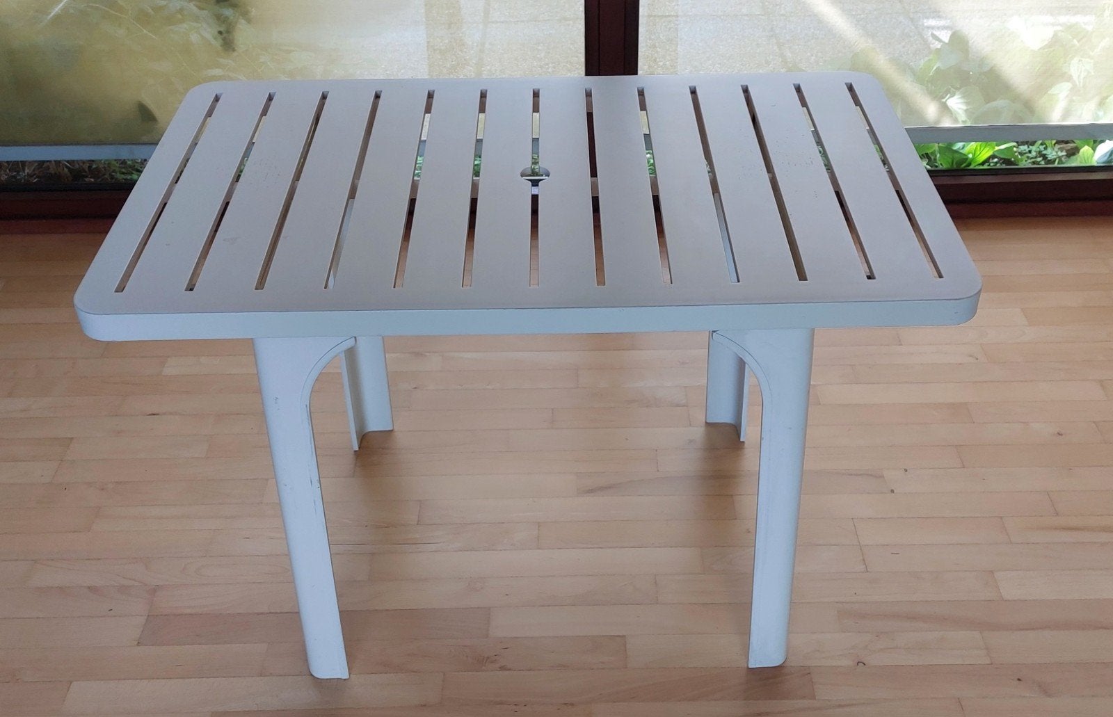 Kunststof witte tuintafel - 110 cm x 65 cm x 73 cm, Tuin en Terras, Ophalen, Gebruikt, Rechthoekig, Kunststof