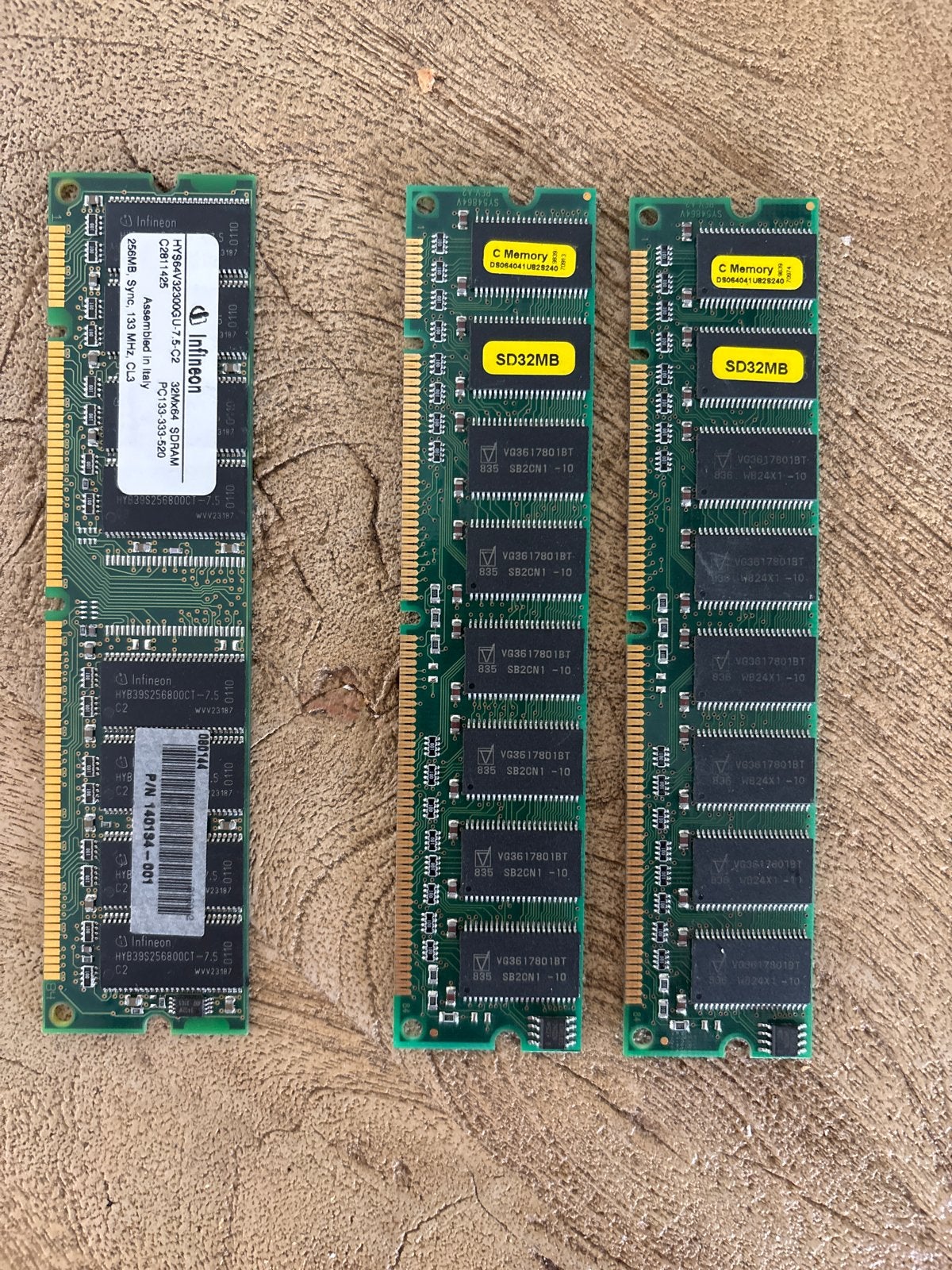 Infineon 256MB PC133 SDRAM Geheugenmodules (3 stuks), Gebruikt, Overige soorten, Ophalen of Verzenden, Desktop
