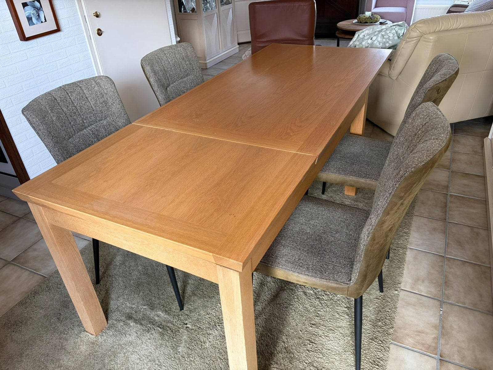 Eethoek; (uitschuifbare)tafel + 4 stoelen