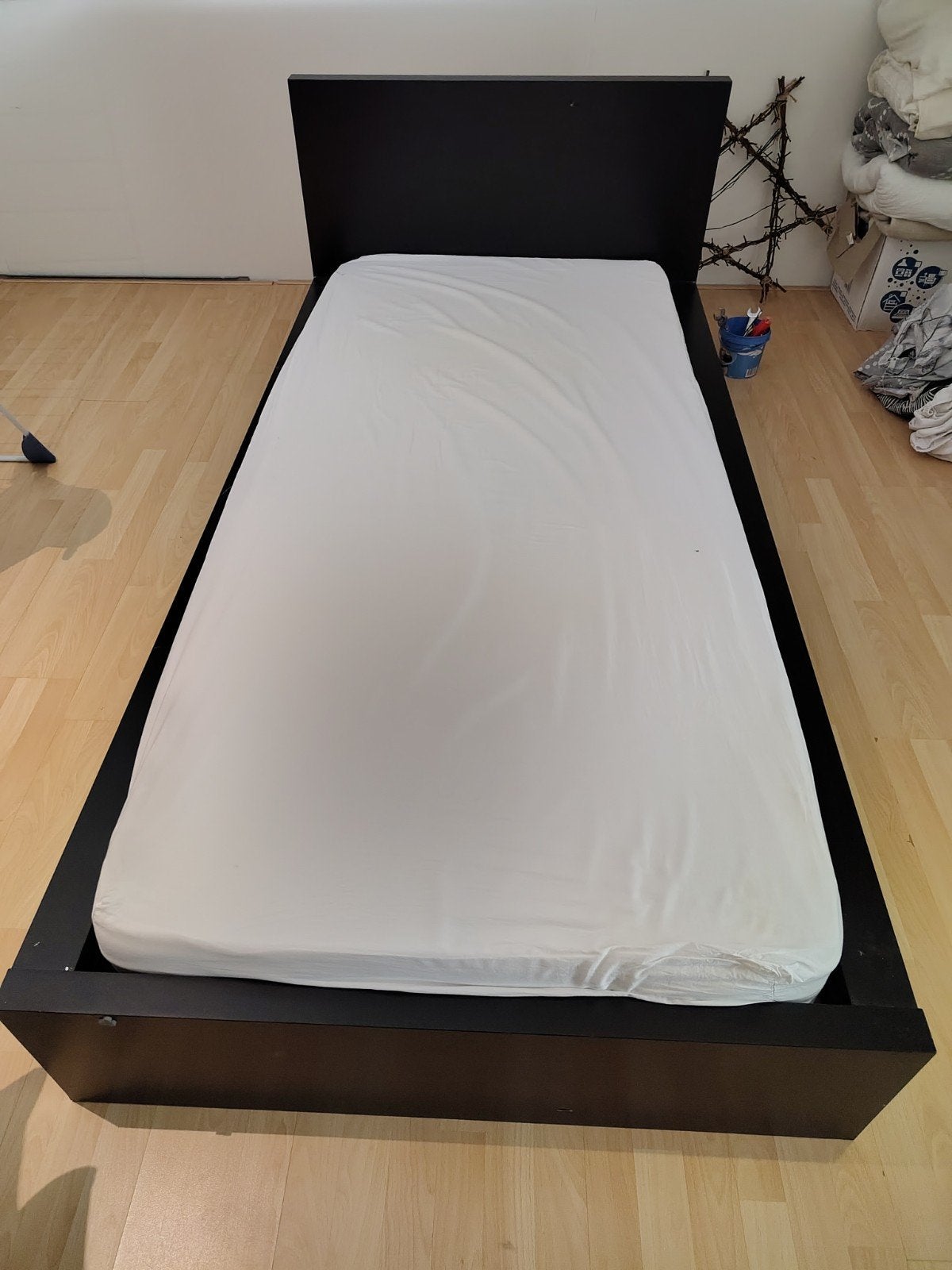 Zwart eenpersoonsbed met lattenbodem, Ophalen, Gebruikt, 90 cm, Eenpersoons