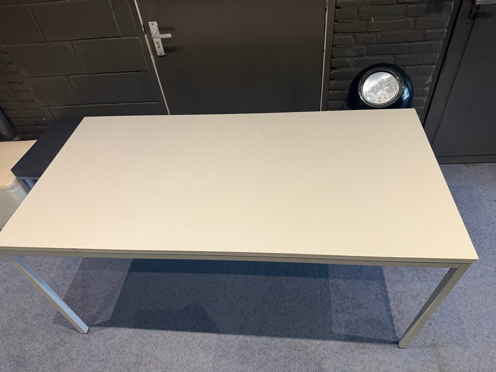 Strak wit bureau/eettafel met metalen onderstel, Ophalen, Gebruikt