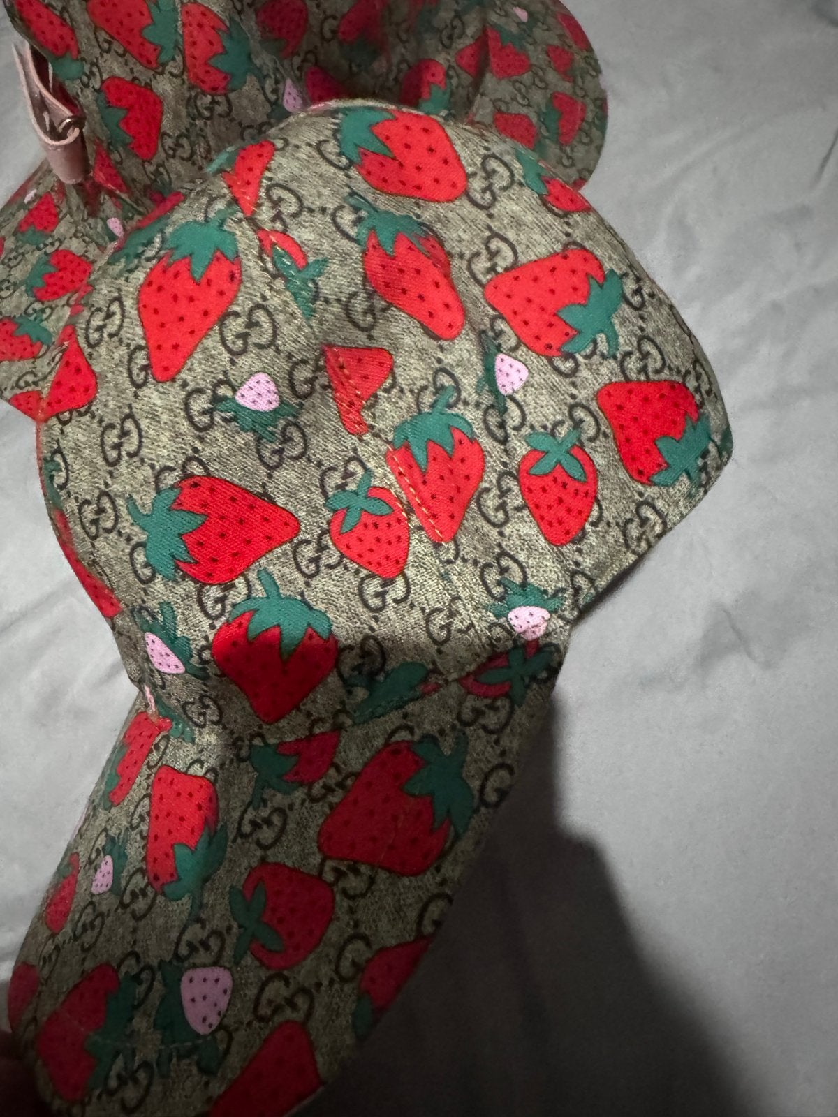 Gucci pet met aardbeienprint - Zo goed als nieuw, Kleding | Dames, Ophalen, Zo goed als nieuw, One size fits all, Pet