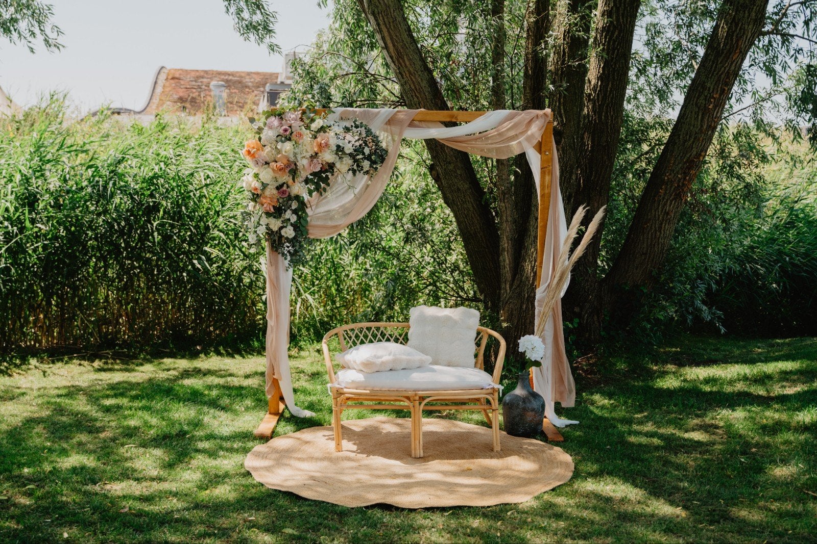 Te huur: backdrop en bankje ceremonie, Hobby en Vrije tijd, Ophalen, Geboorte of Huwelijk