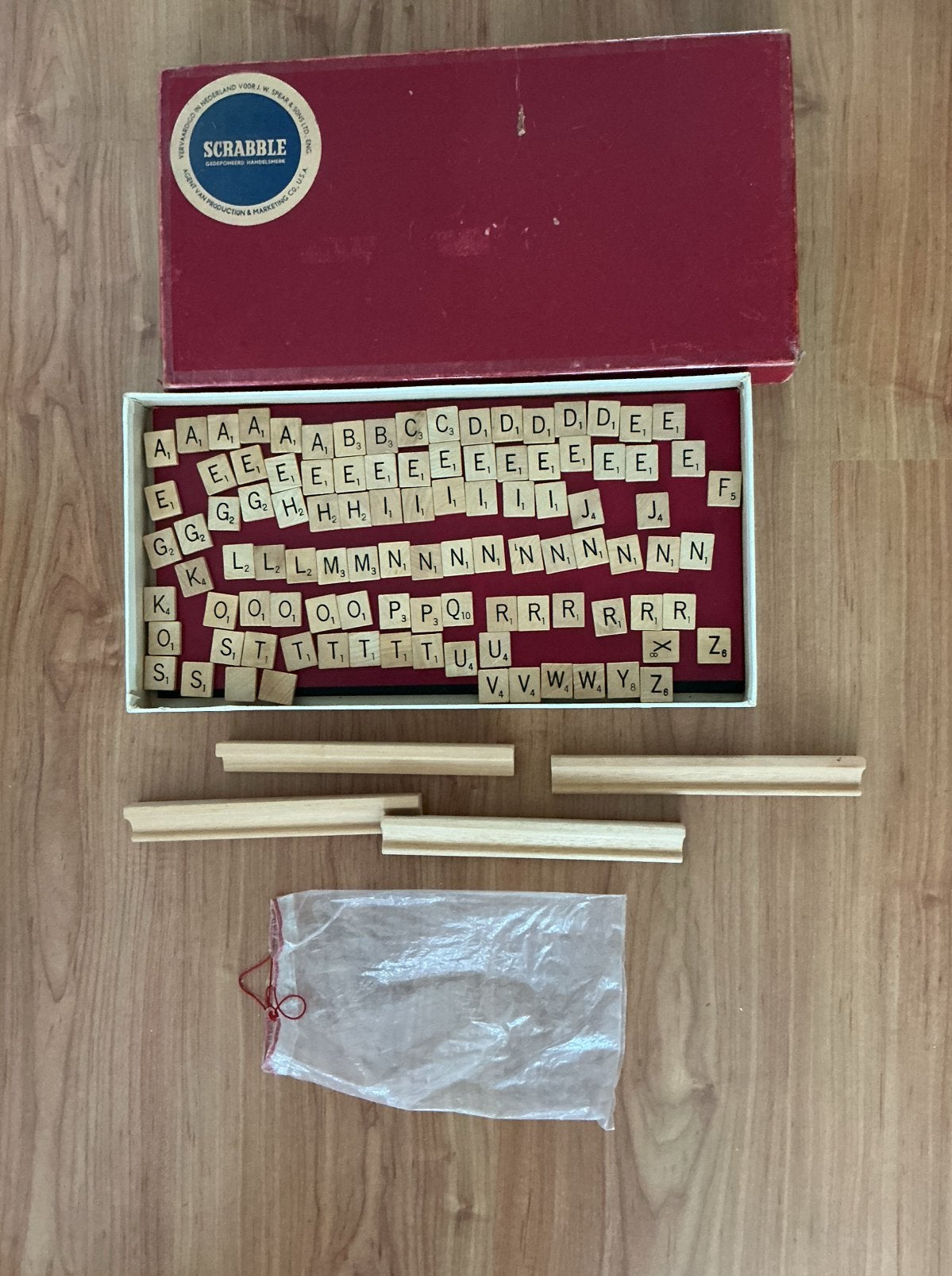 Scrabble spel met HOUTEN letters HOUTEN PLANKJES, Hobby en Vrije tijd, Een of twee spelers, Ophalen of Verzenden, Gebruikt