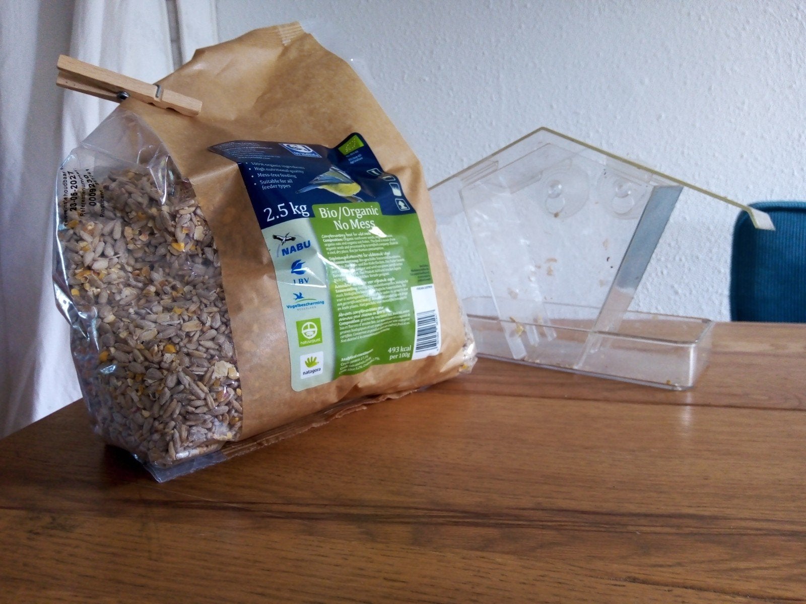 Vogelhuisje en zak voer voor aan raam, Ophalen