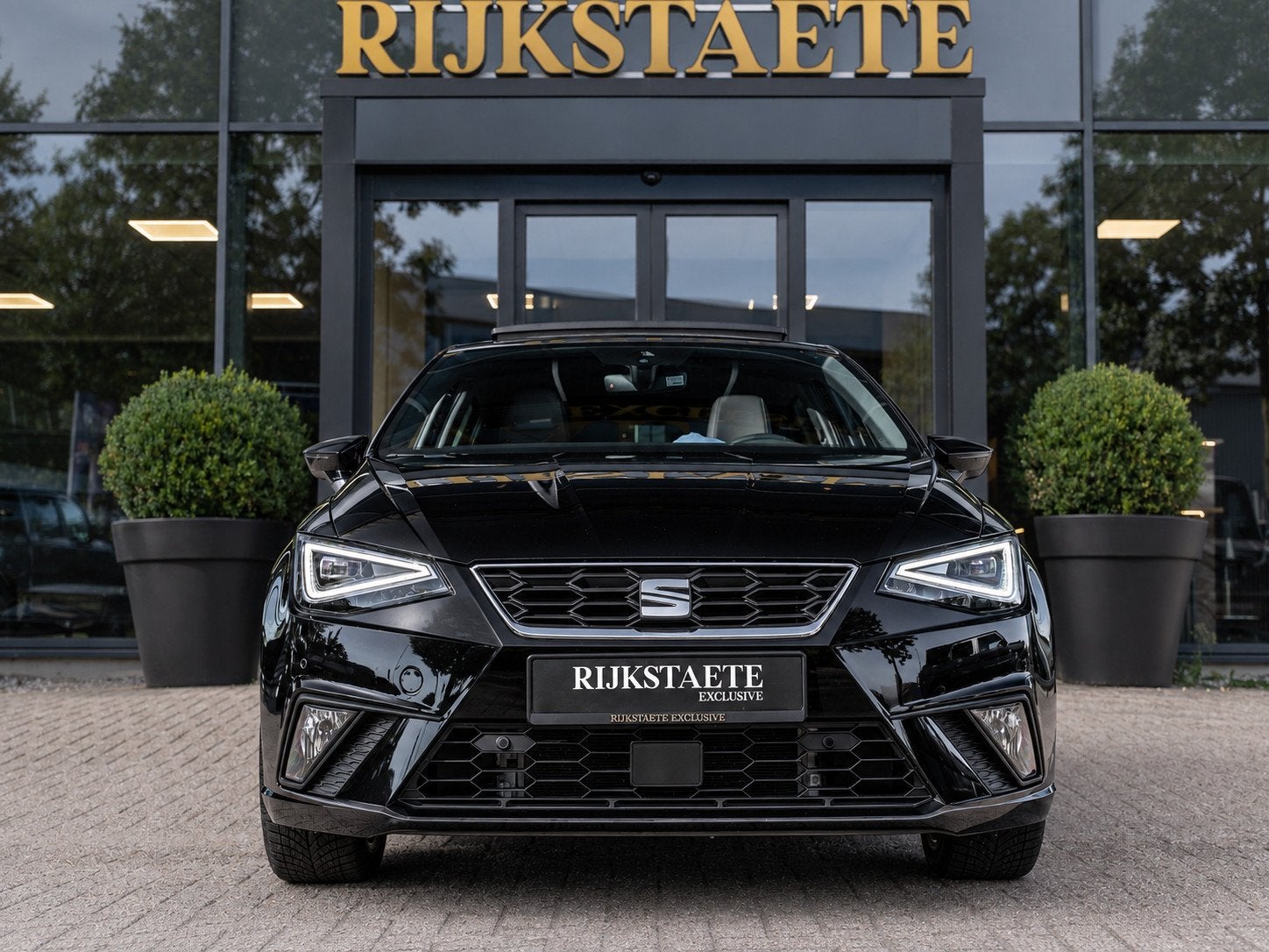 Seat Ibiza 1.5 TSI Sport|PANO|CAM|APP|ACC|18''|STOELVW.|NAVI, Zwart, 4 cilinders, Leder en Stof, Bedrijf