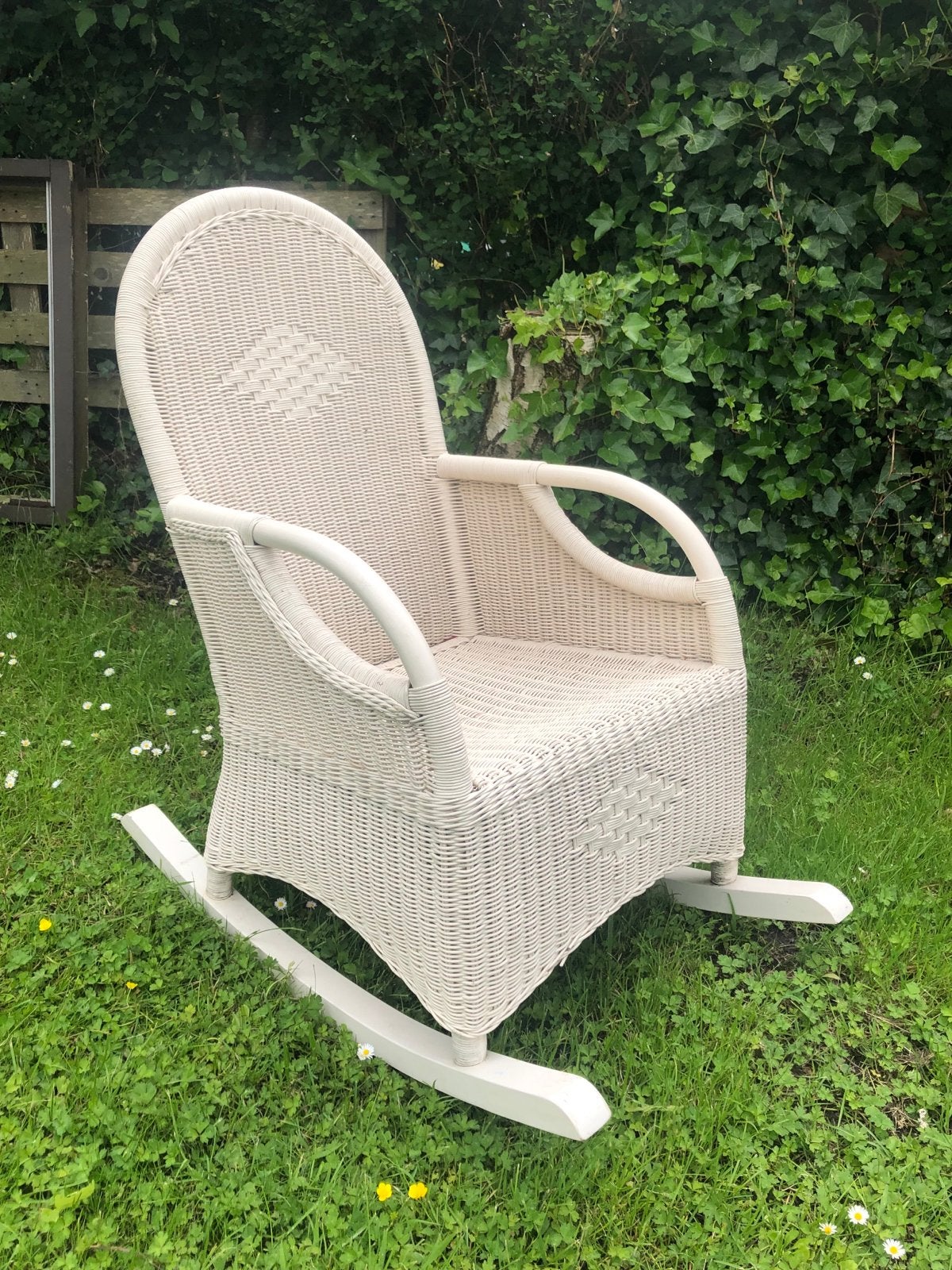Mooie kunst rieten schommelstoel met kussen, Huis en Inrichting, Stoelen, Ophalen, Kunststof, Gebruikt, Wit