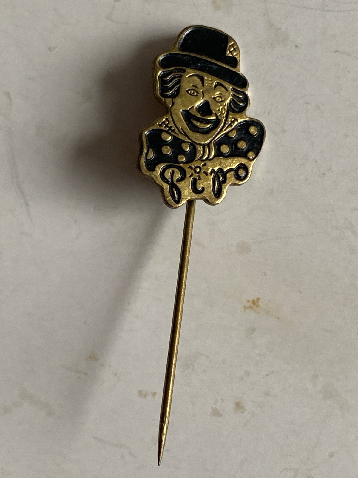 Vintage Pipo de Clown Speldje - Zeldzaam Item, Ophalen of Verzenden, Gebruikt, Figuurtje, Speldje of Pin
