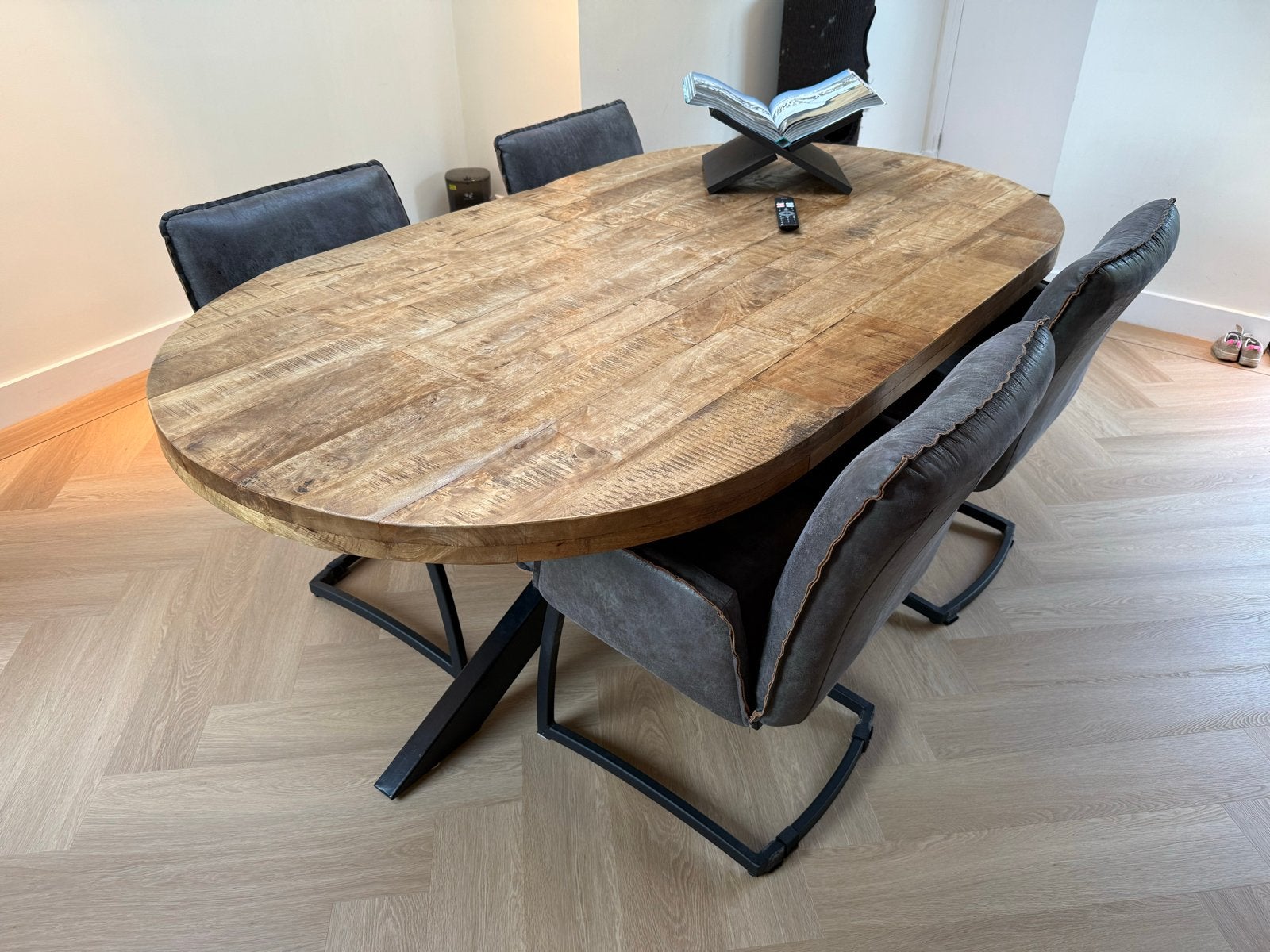 Giga Meubel eettafel ovaal mangohout met stalen X-poot, Ophalen, 100 tot 150 cm, Zo goed als nieuw, 150 tot 200 cm