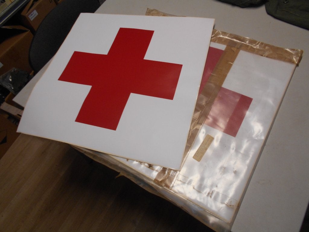 Sticker rood kruis Daf YA 126 WEP ambulance NOS, Ophalen of Verzenden, Landmacht, Nederland, Embleem of Badge