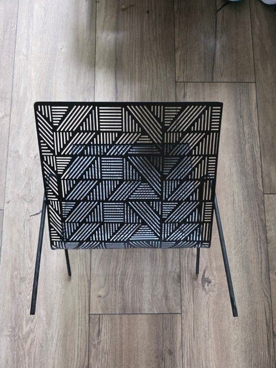 Modern zwart metalen tijdschriftenrek, Ophalen of Verzenden, Gebruikt, Zwart, Metaal