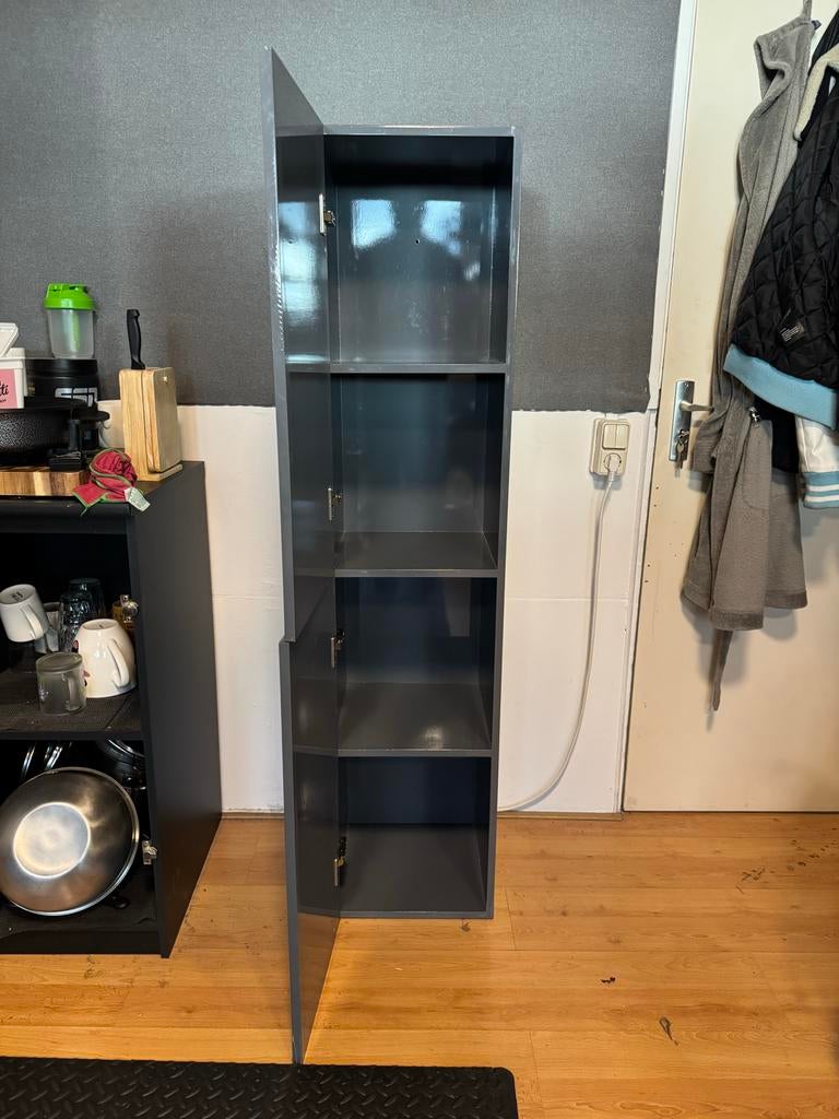 Slanke grijze kast met deuren en planken, Ophalen, Zo goed als nieuw