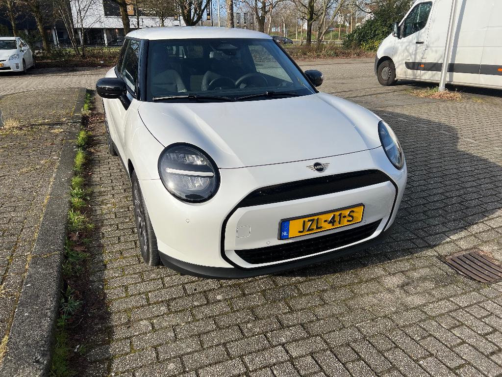 Mini Cooper E Blackyard, direct leverbaar!, 74 pk, 4 stoelen, Wit, Origineel Nederlands