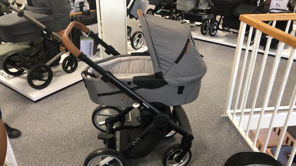 Mutsy Evo 2-in-1 Kinderwagen - Grijs met Reiswieg, Ophalen, Gebruikt, Combiwagen, Met reiswieg