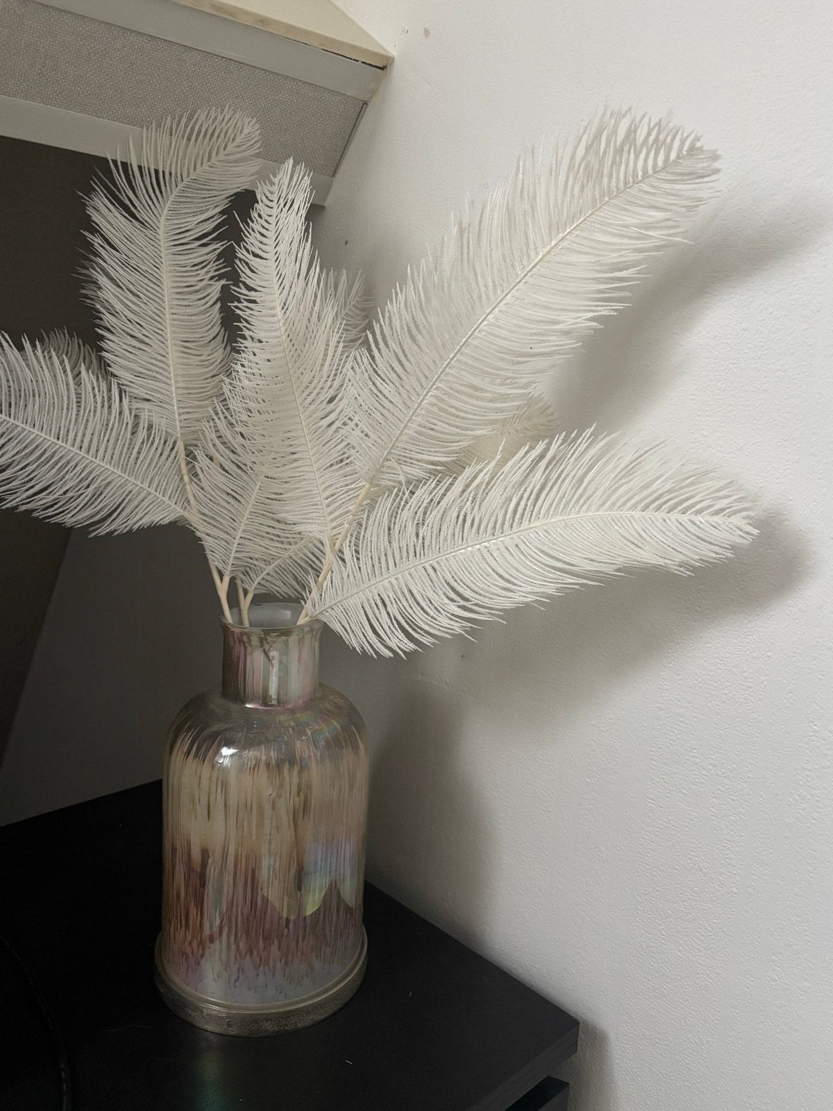 Glazen vaas met iriserende afwerking en pluimen, Ophalen, Meerkleurig, Inclusief decoratie, Glas