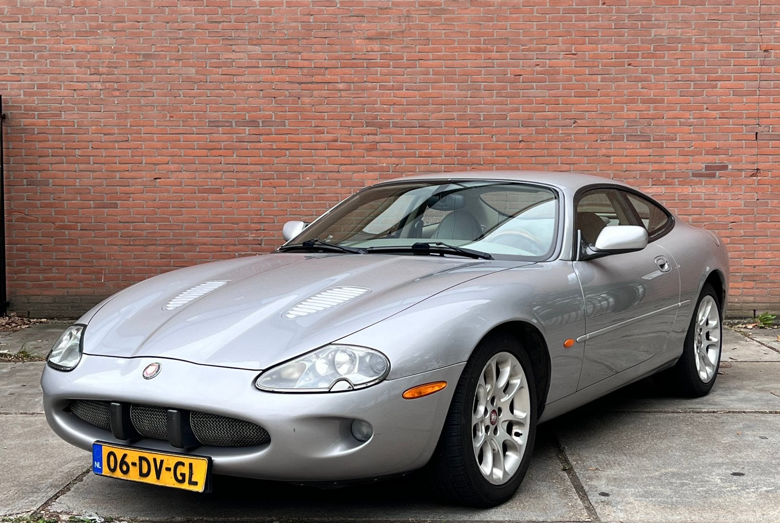Jaguar XKR 4.0 Supercharger Coupe 2000 Grijs, Auto's, Achterwielaandrijving, 8 cilinders, 4 stoelen, Origineel Nederlands