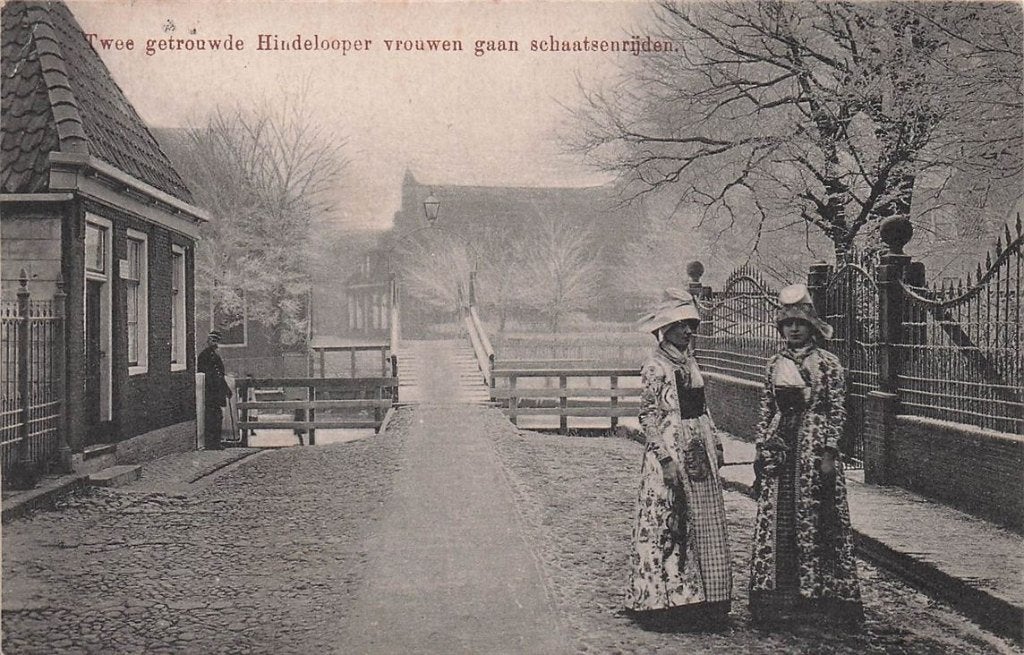 703-453-013 Twee getrouwde Hindelooper vrouwen gaan schaats, Ophalen of Verzenden, Voor 1920, Friesland