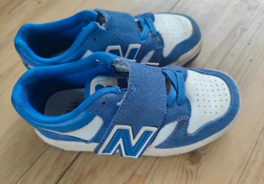 New Balance blauw/wit maat 28 met klittenband, Kinderen en Baby's, Kinderkleding | Schoenen en Sokken, Gebruikt, Jongen of Meisje