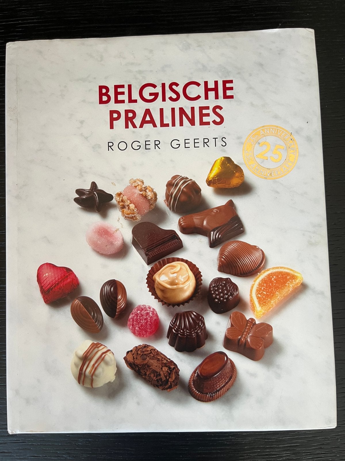 Belgische Pralines - Roger Geerts - Chocolade Receptenboek, Ophalen of Verzenden, Zo goed als nieuw, Nederland en België, Taart, Gebak en Desserts