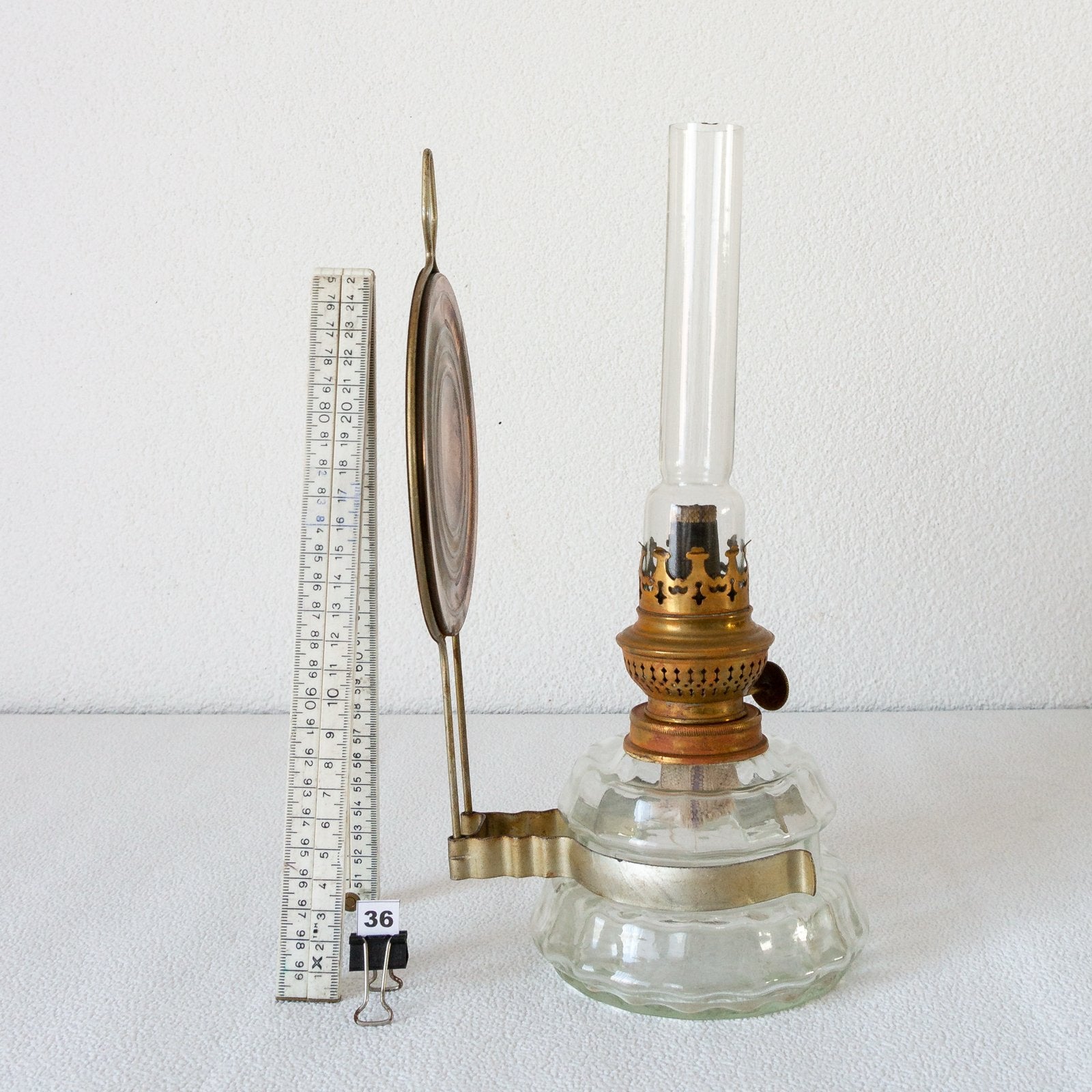 Antieke olielamp met glazen reservoir en wandbevestiging, Ophalen