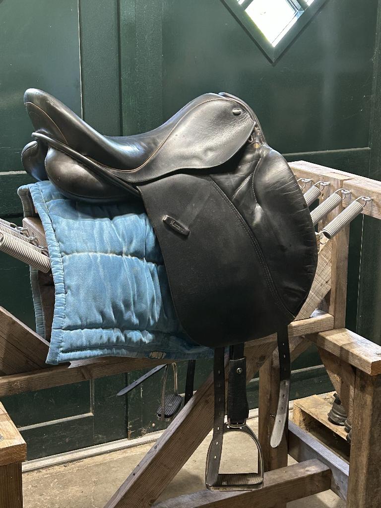 Euroriding (Luxor) dressuurzadel, 18 inch, Ophalen, Gebruikt, Dressuur