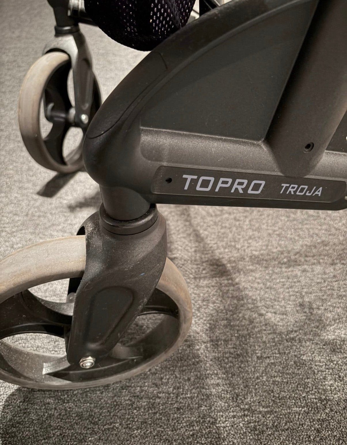 TOPRO Troja rollator, mooi grijs met zwart, Maat M, Ophalen, Lichtgewicht, Zo goed als nieuw
