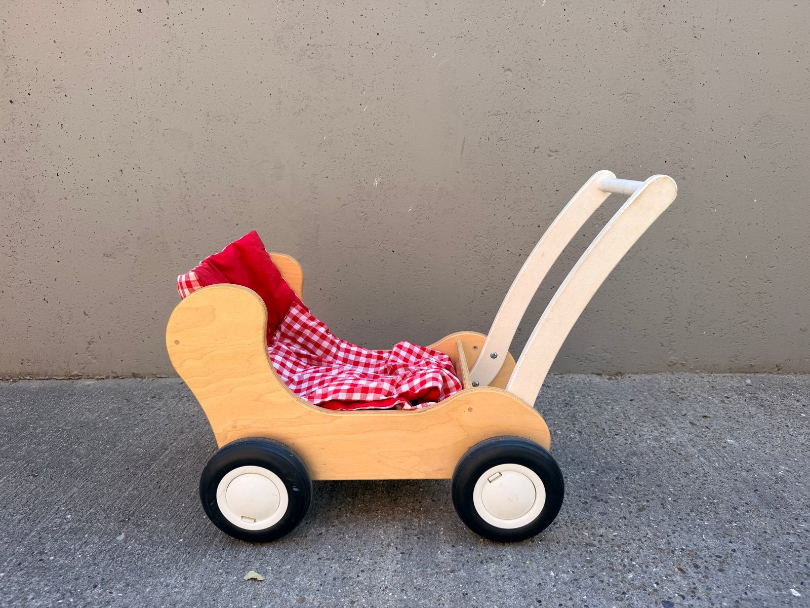 Houten poppenwagen met rood geruit beddengoed, Ophalen, Zo goed als nieuw, Overige typen
