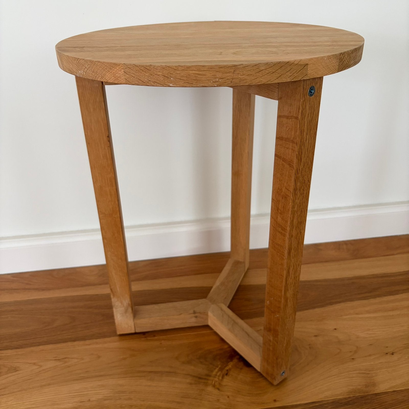Eikenhouten bijzettafeltje, Huis en Inrichting, 45 tot 60 cm, Minder dan 55 cm, Gebruikt, Rond