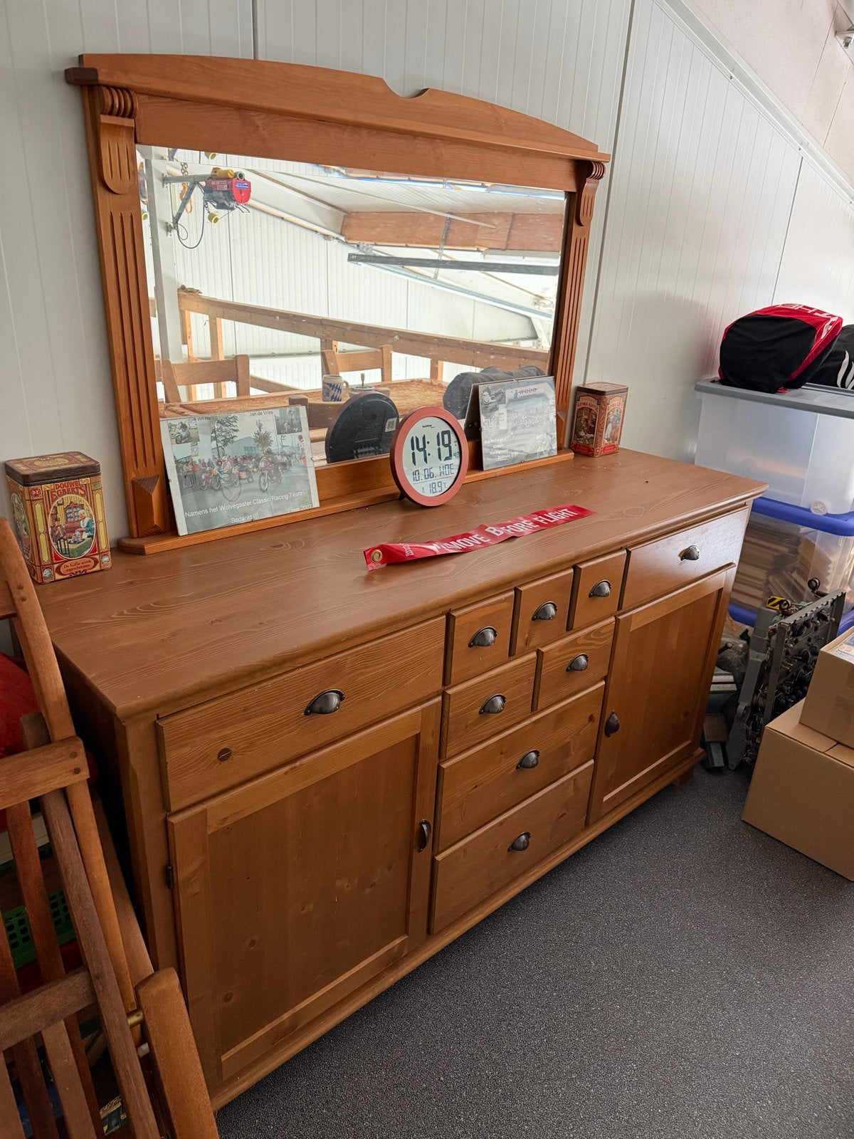 Massief grenen dressoir met spiegel, Huis en Inrichting, Ophalen, 150 tot 200 cm, Zo goed als nieuw, Met lade(s)