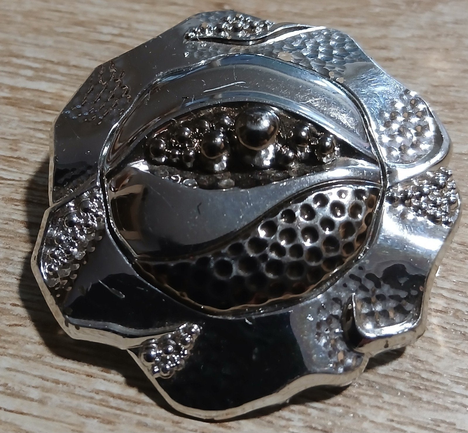 Unieke zilverkleurige broche met abstract design, Overige materialen, 4 tot 7 cm, Gebruikt, Ophalen of Verzenden