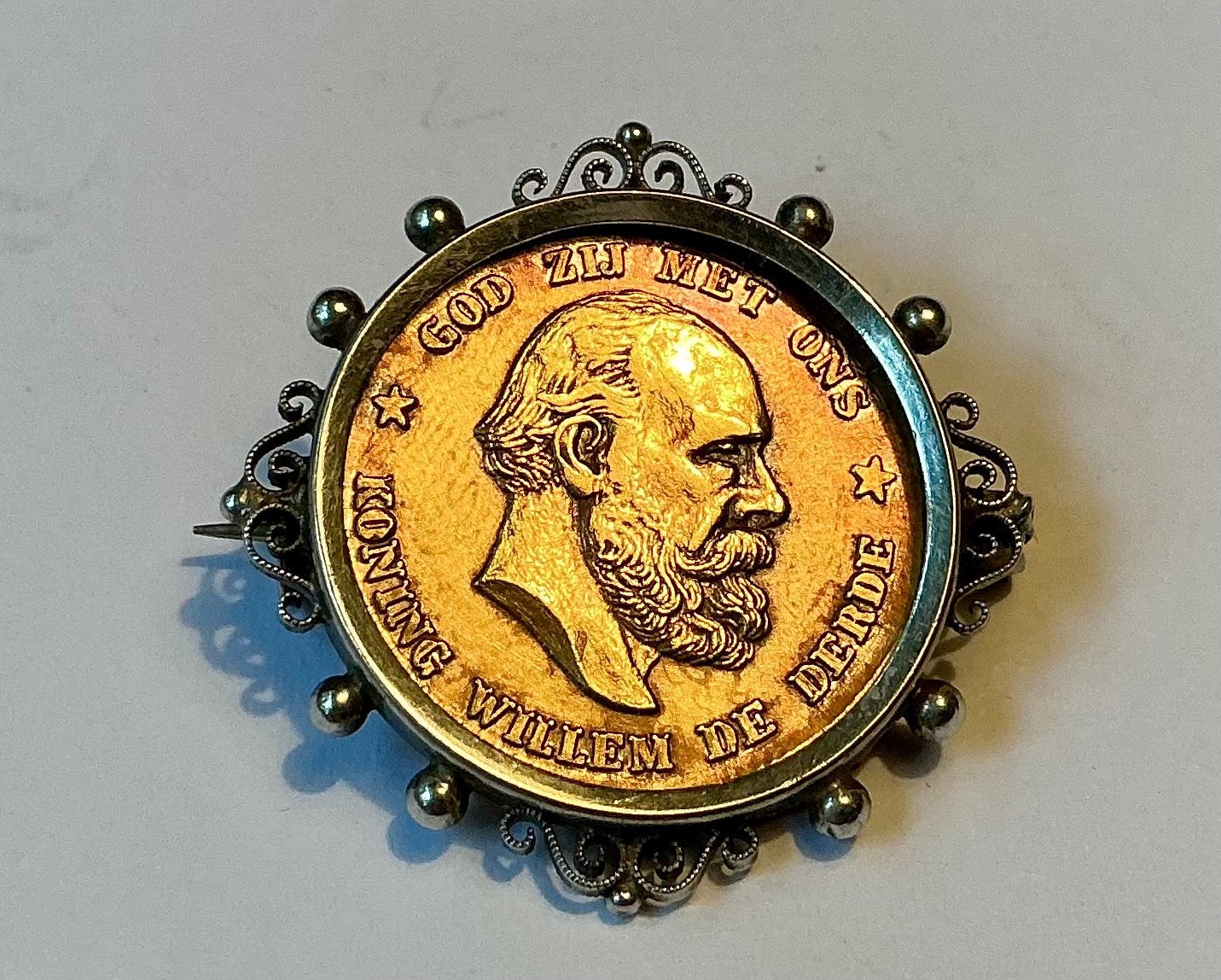 Antieke broche met replica van gouden 10 gulden munt 1876., Ophalen of Verzenden, Overige materialen, Broche