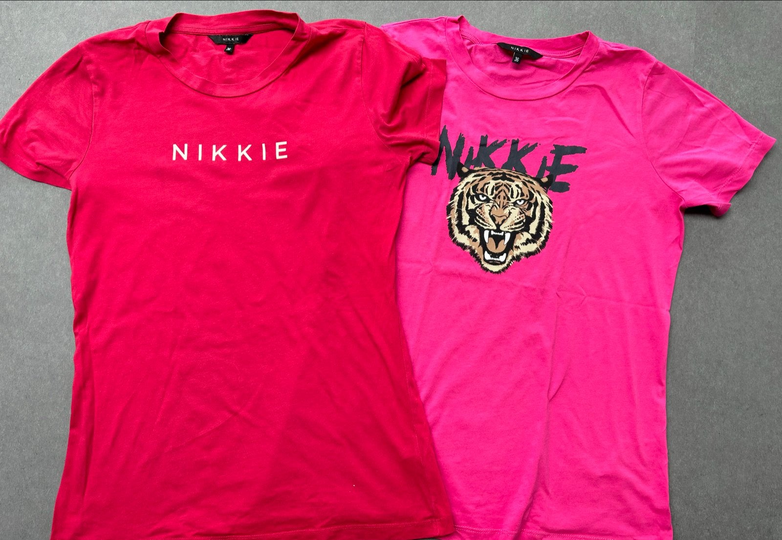 Nikkie T-shirt roze met tijgerprint en NIKKIE logo, Ophalen of Verzenden, Korte mouw, Roze, Maat 36 (S)