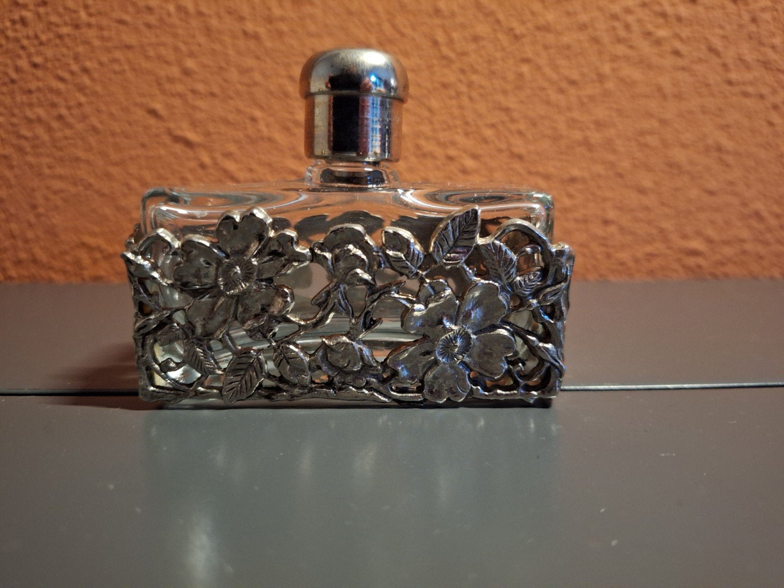 Vintage Parfumflesje met Tinnen Bloemendecoratie, Ophalen of Verzenden