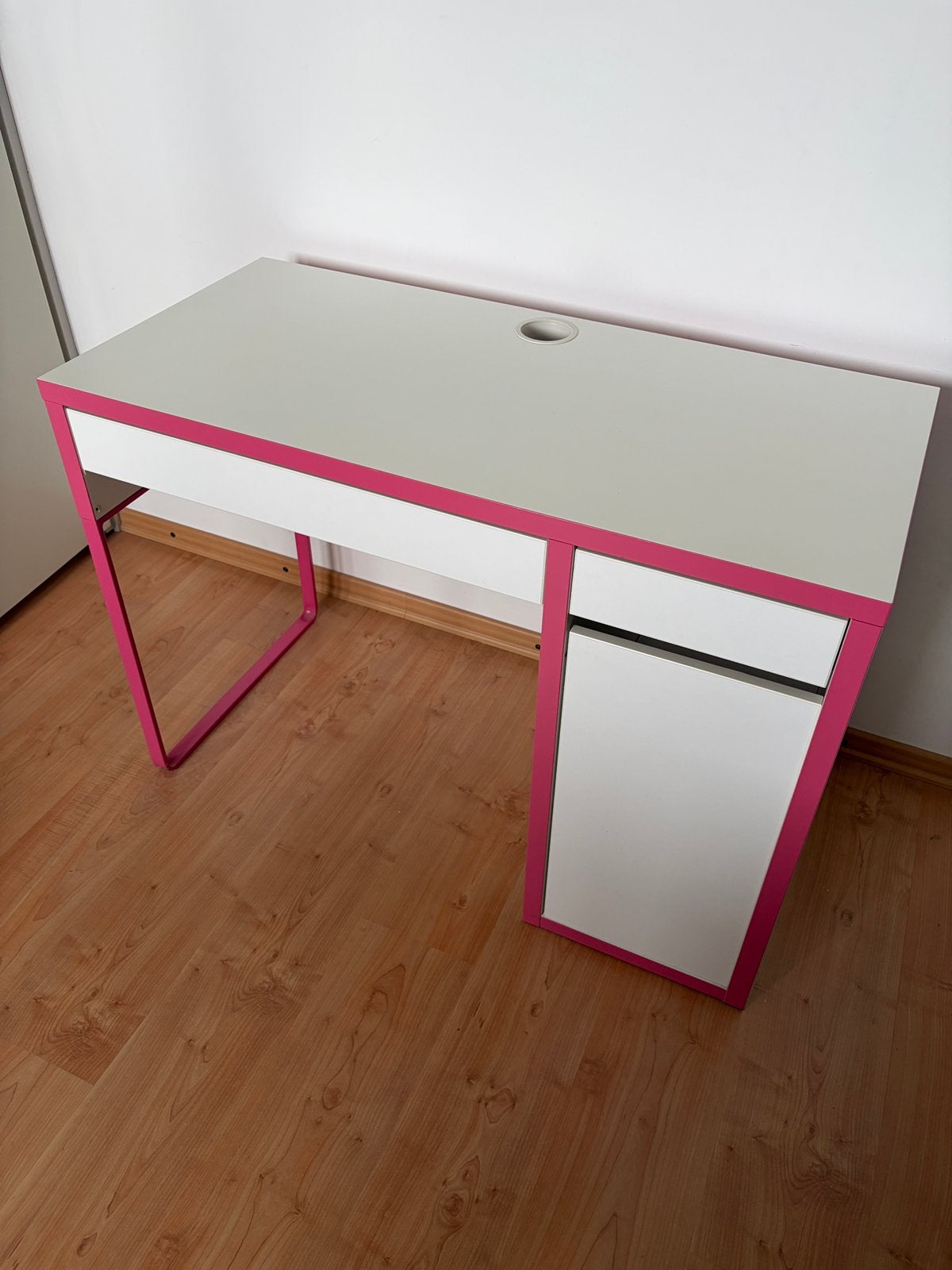Bureau ikea Micke, Huis en Inrichting, Bureaus, Gebruikt, Kinderbureau, IKEA, Overige stijlen, Spaanplaat of MDF, Wit, Kabelgoot