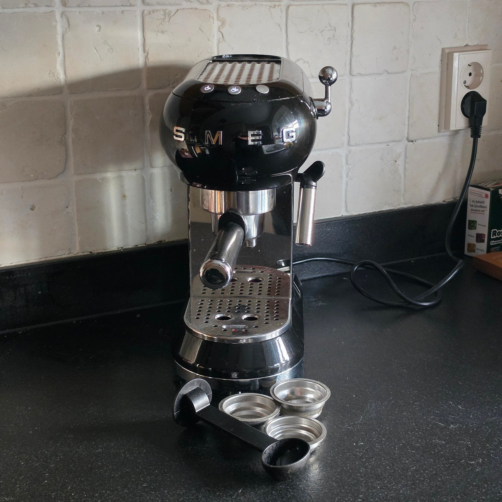 Smeg Espresso Apparaat Zwart - Zo goed als nieuw, Witgoed en Apparatuur, Stoompijpje, Espresso apparaat, Gemalen koffie, Ophalen of Verzenden