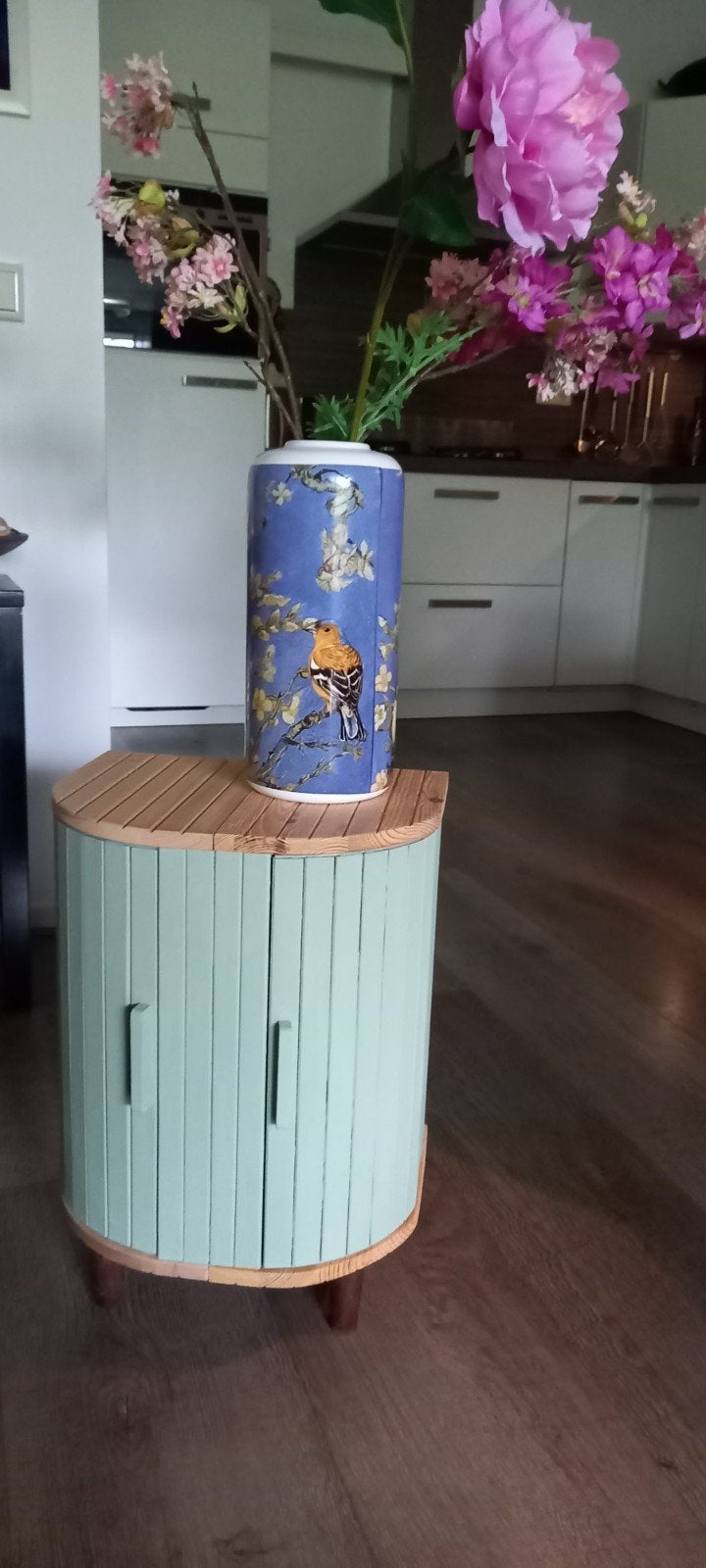 (Nacht) Kastje op houten pootjes.