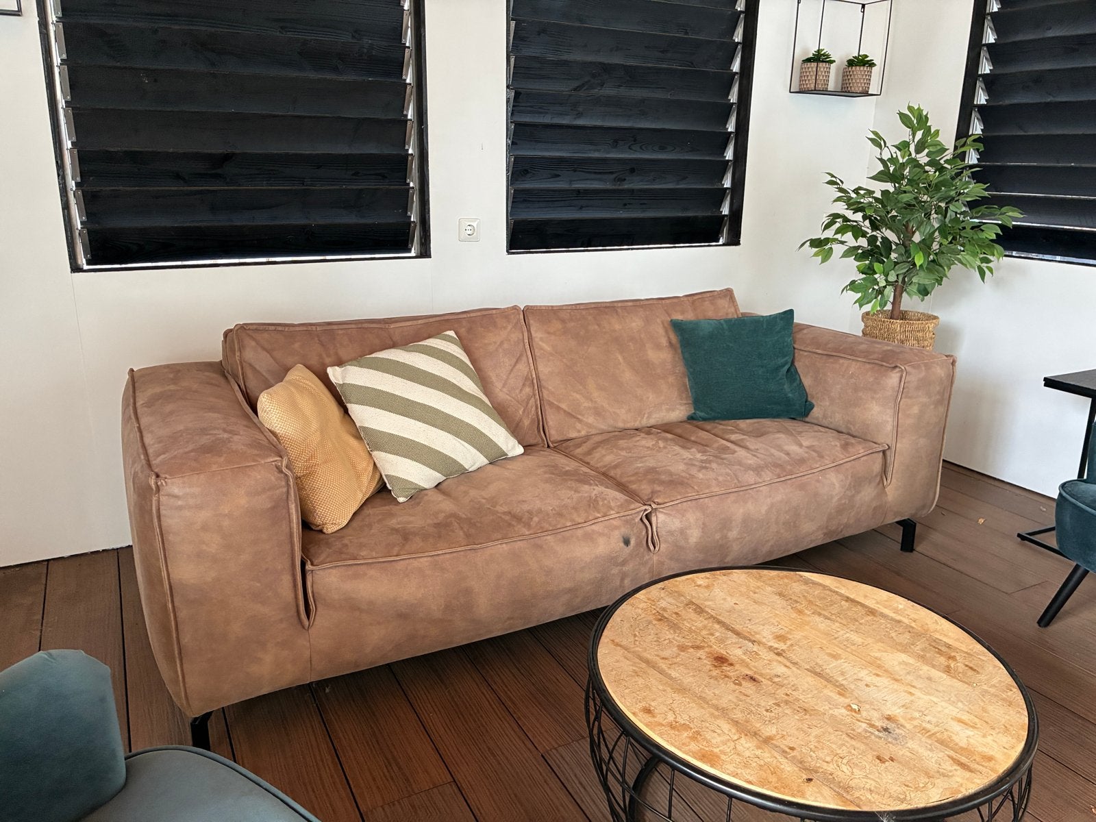 Comfortabele Loods5 2,5 zitsbank in bruin suede leer, Huis en Inrichting, Banken | Bankstellen, Ophalen, Tweepersoons, 75 tot 100 cm