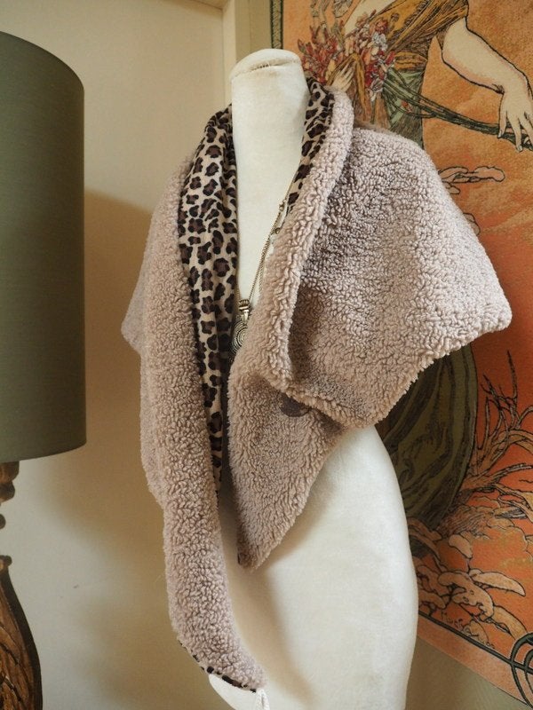 Sjaal - Schoudersjaal - kleur beige luipaardprint, Kleding | Dames, Verzenden, Zo goed als nieuw, Maat 36 (S), Sjaal