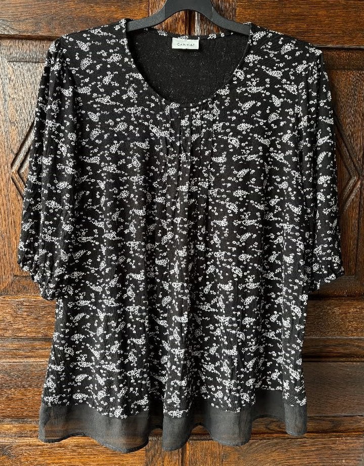 Zwarte top witte bloemetjes; XL; oto 64 cm; CANDA, Ophalen of Verzenden, Zo goed als nieuw, Zwart, Shirt of Top