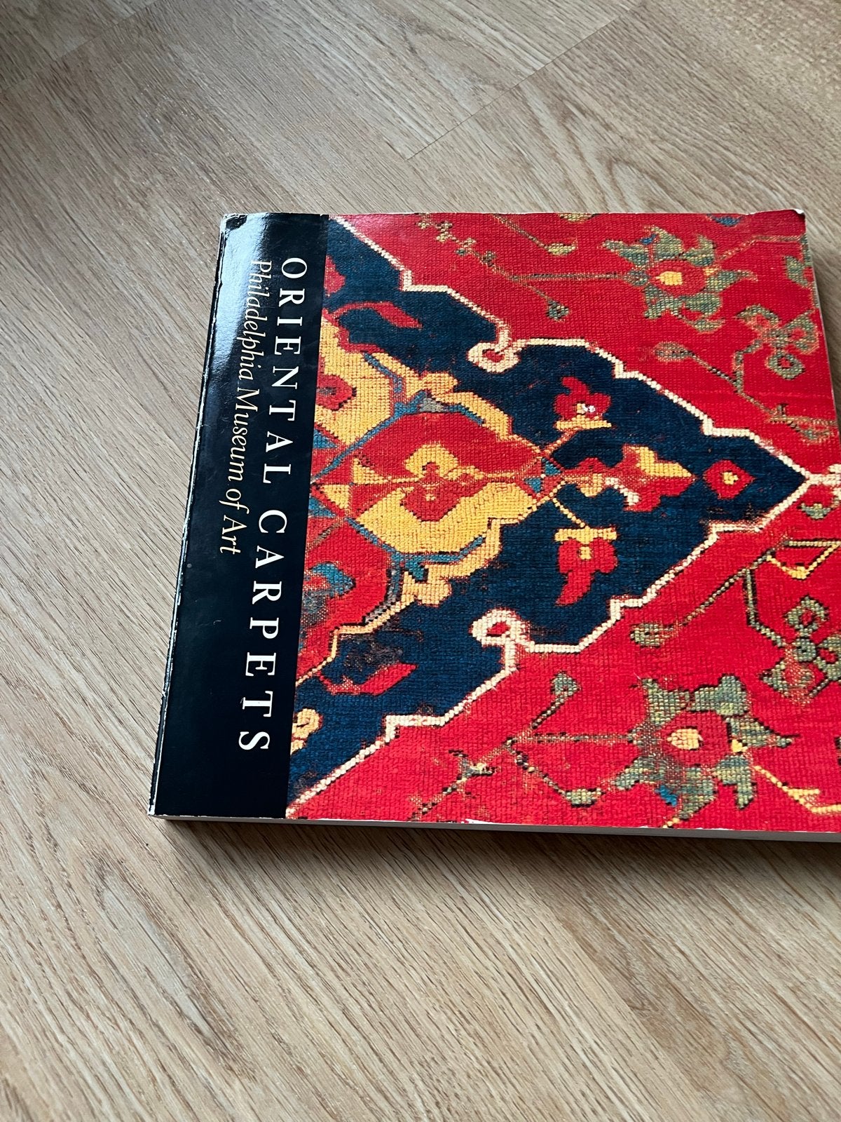 Boek: Oosterse Tapijten en Textielkunst, Boeken, Ophalen of Verzenden, Gelezen, Overige onderwerpen