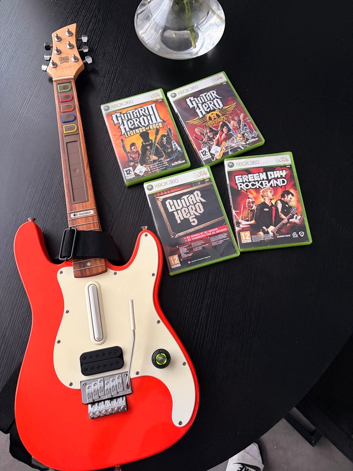 Logitech Guitar Hero Xbox 360 Real Wood Gitaar + 4 Games, Spelcomputers en Games, Muziek, Gebruikt, 2 spelers, Eén computer