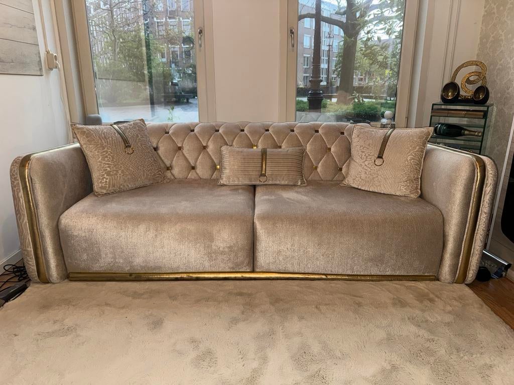 Luxe 3-zits bank met gouden accenten en chesterfield rug, Ophalen, Driepersoons, 75 tot 100 cm, Zo goed als nieuw