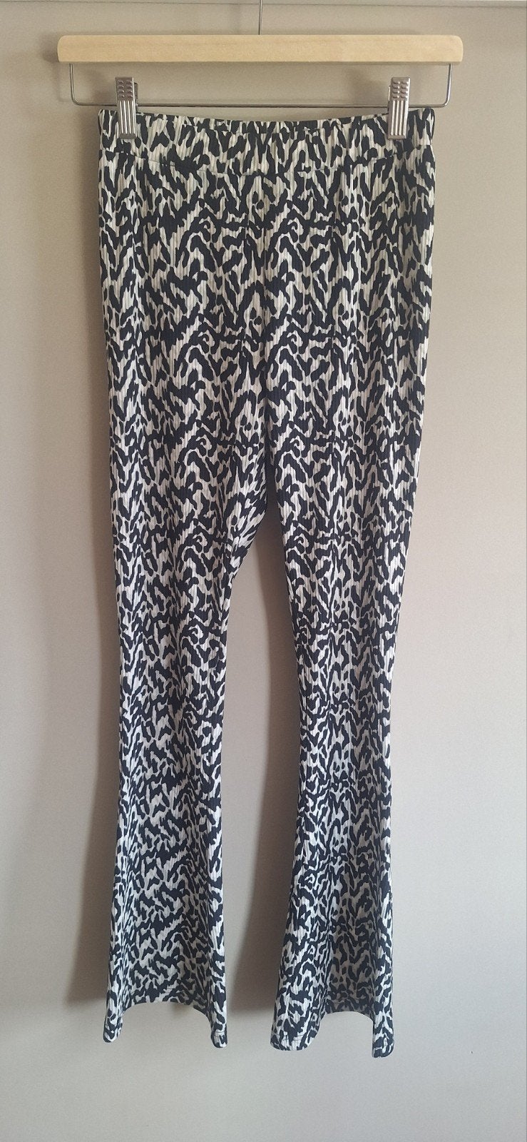 Zwarte en witte flared broek met print, Kleding | Dames, Broeken en Pantalons, Zwart, Ophalen of Verzenden, Zo goed als nieuw
