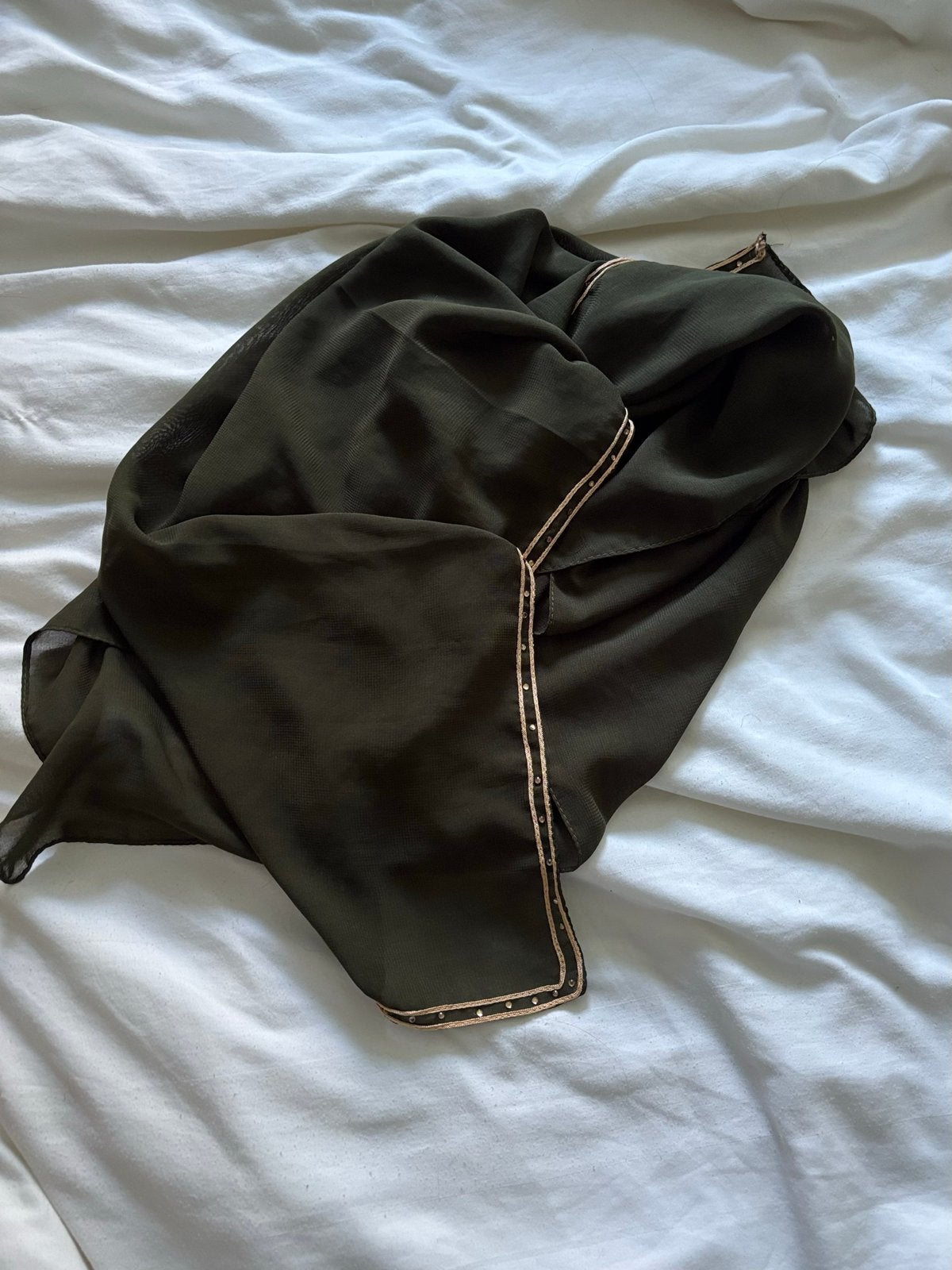 Groene sjaal met gouden randje, Kleding | Dames, Ophalen of Verzenden, Zo goed als nieuw, Sjaal