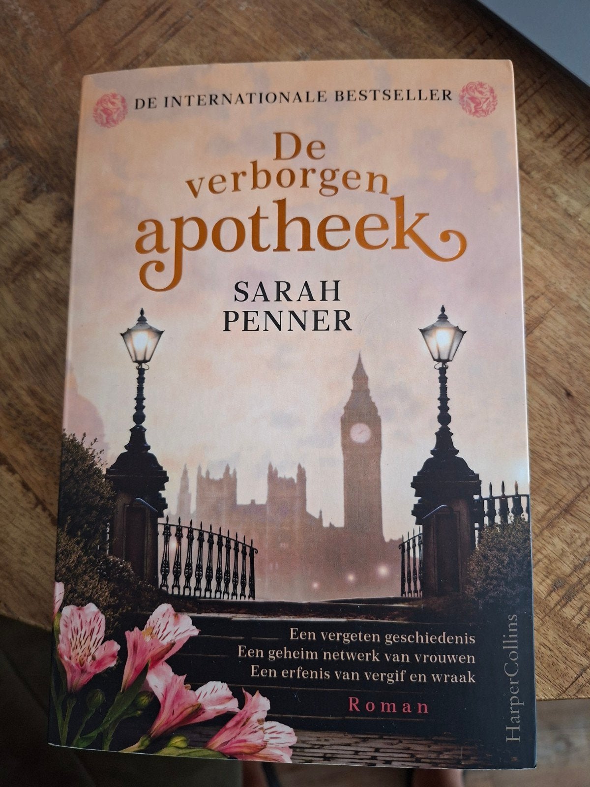 De Verborgen Apotheek - Sarah Penner (Roman), Boeken, Sarah Penner, Ophalen of Verzenden, Zo goed als nieuw, Nederland
