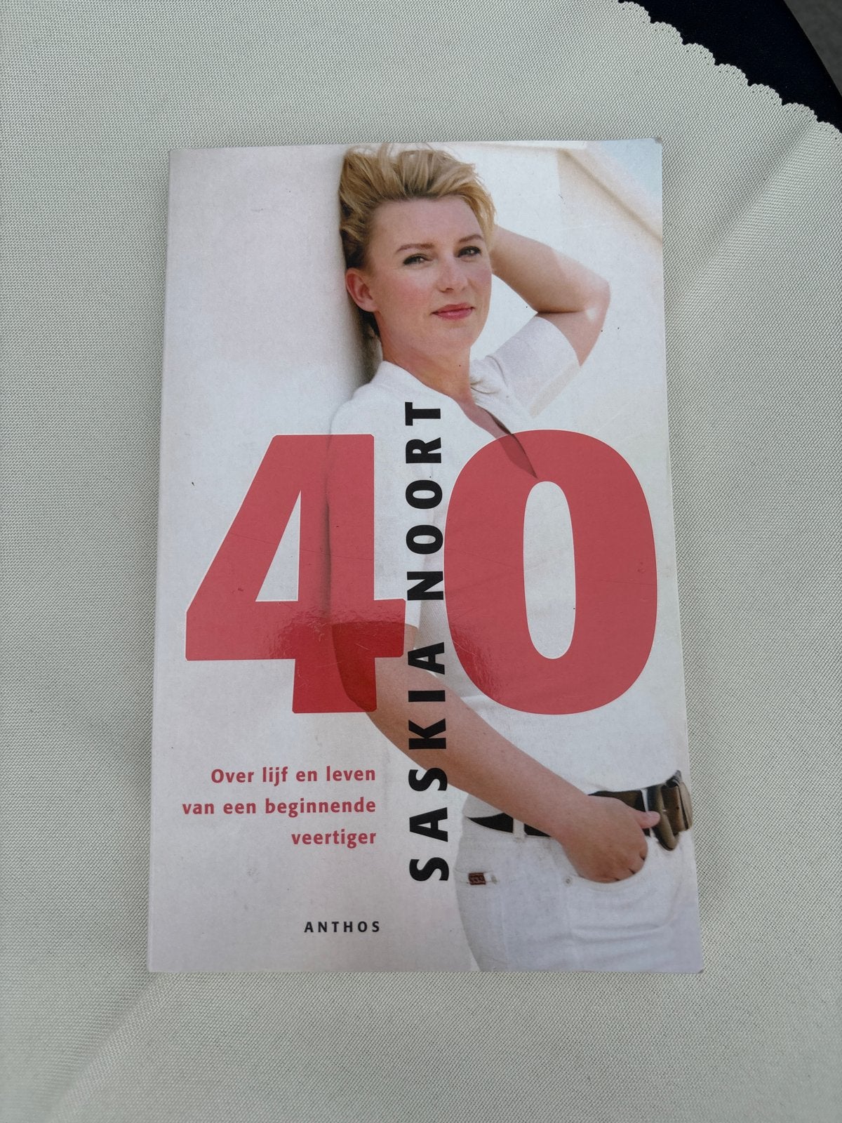 Saskia Noort - 40: Over lijf en leven van een beginnende vee, Ophalen of Verzenden, Zo goed als nieuw, Nederland