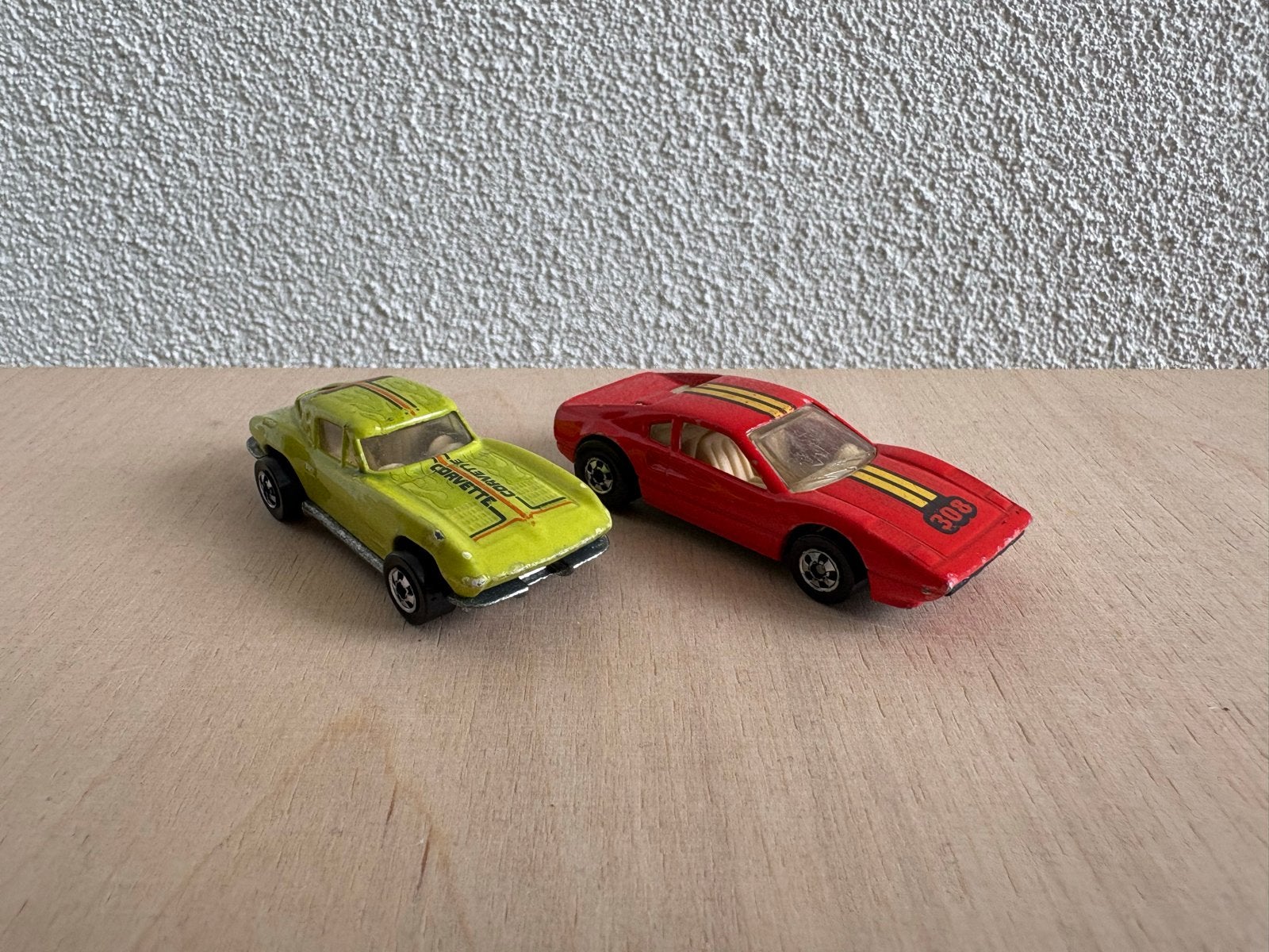 Hotwheels Ferrari 308 & Corvette Stingray 1984 - Kleurverand, Ophalen of Verzenden, Gebruikt