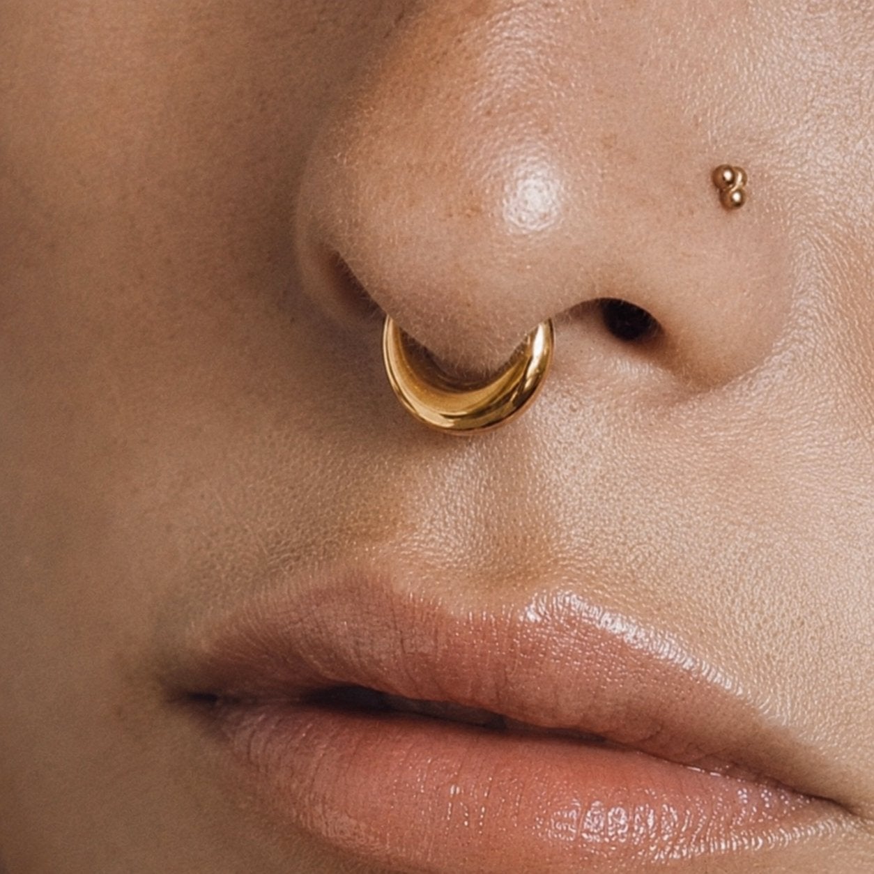 Gouden septum piercing 0,8 mm – nieuw, Sieraden, Tassen en Uiterlijk, Piercings, Verzenden, Nieuw, Staal, Neuspiercing