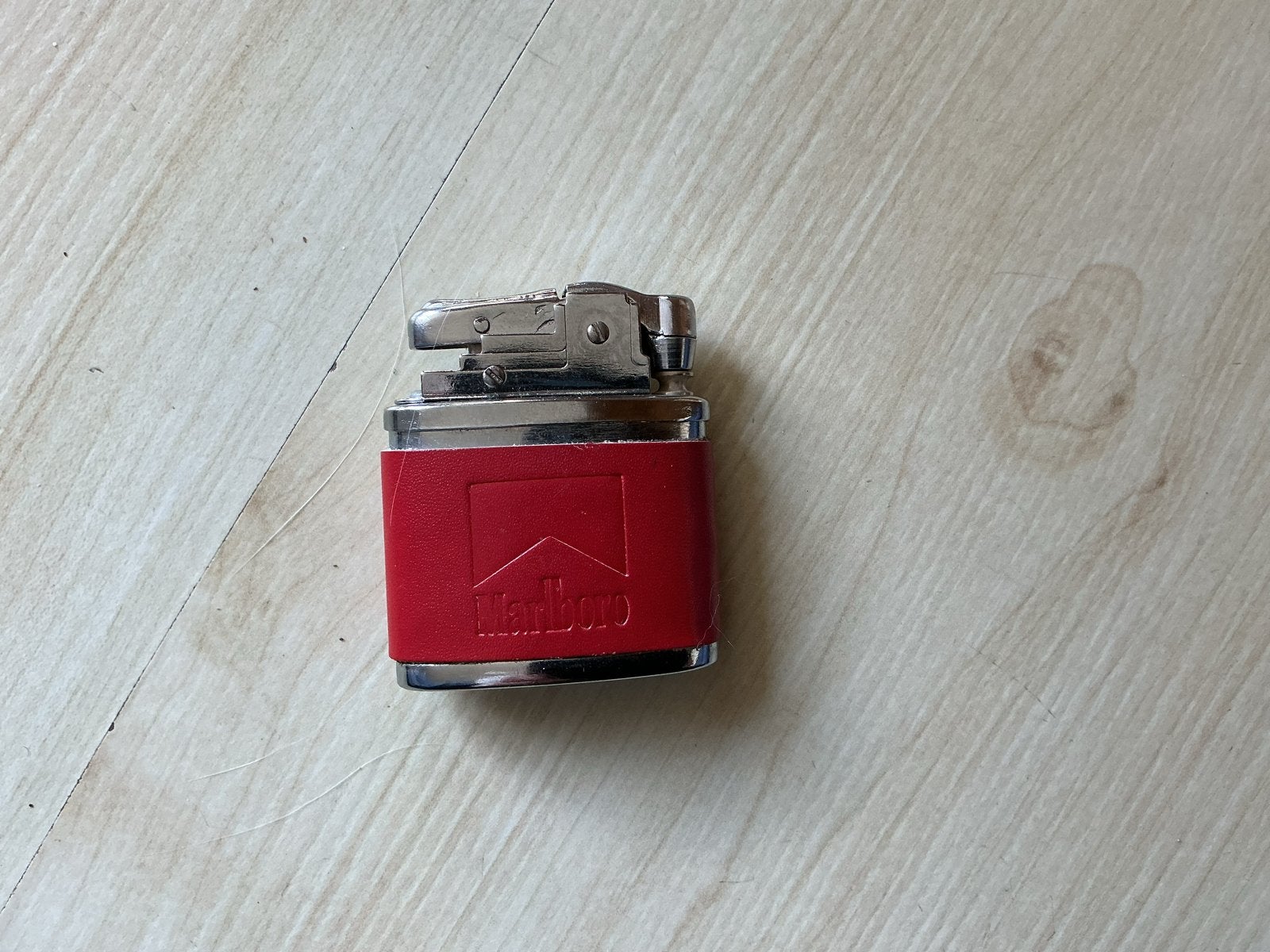 Marlboro Benzine Aansteker - Rood, Verzamelen, Rookartikelen, Aanstekers en Luciferdoosjes, Nieuw, Aansteker, Ophalen